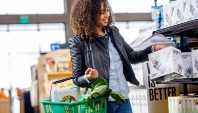 woman grocery shopping for 21-day detox cleanse ingredients.