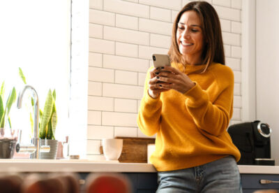 Woman using the 21-day cleanse support group on her phone usin